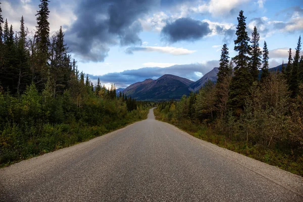 Utsikt över den natursköna vägen omgiven av träd och berg — Stockfoto