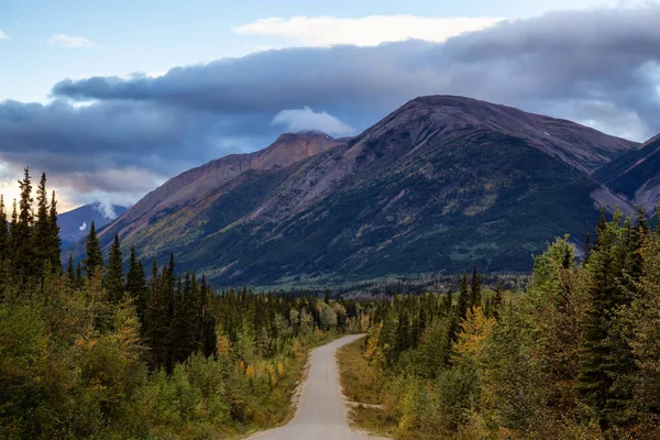 Utsikt över den natursköna vägen omgiven av träd och berg — Stockfoto