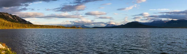 Vista panorámica del lago panorámico rodeado de montañas — Foto de Stock