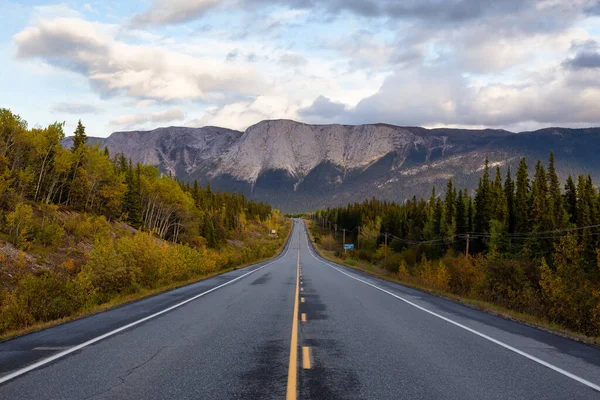 Utsikt över den natursköna vägen omgiven av träd och berg — Stockfoto