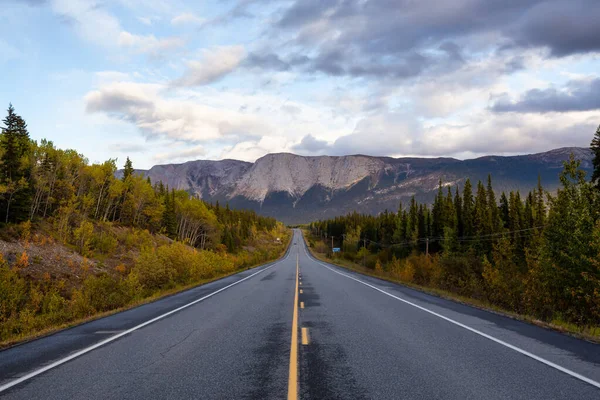 木々や山に囲まれた景観道路の眺め — ストック写真