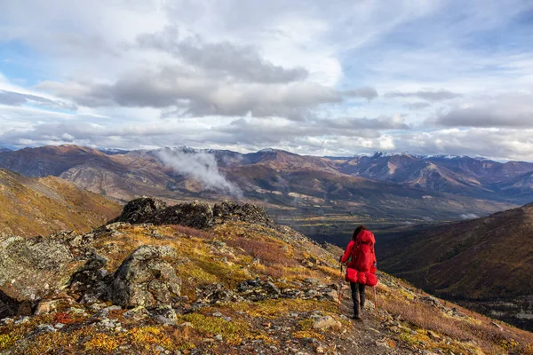 Mochila de mulher em paisagem montesa cênica — Fotografia de Stock