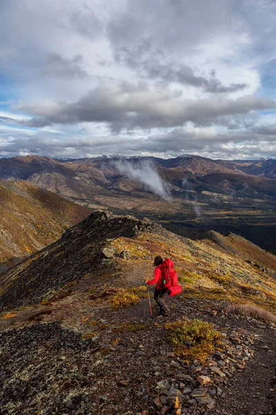 산의 풍경 속에서 배낭을 메고 있는 여자 — 스톡 사진