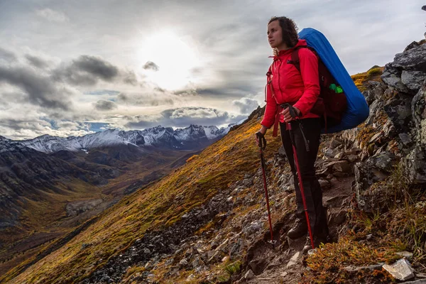 Vrouw rugzak in Scenic Mountain Landschap — Stockfoto