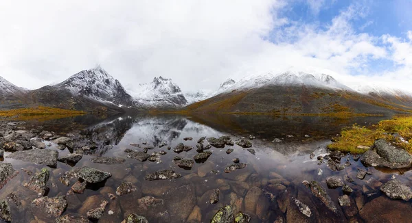 Grizzly Lake v teritoriálním parku Tombstone, Yukon, Kanada — Stock fotografie