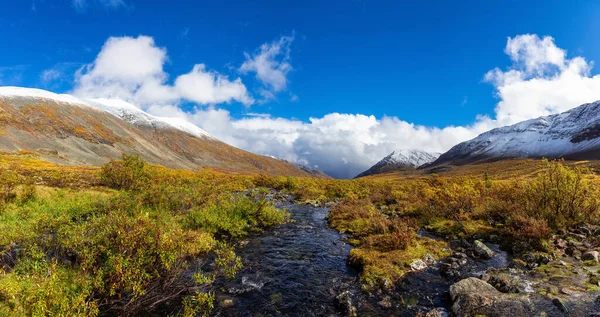 Grizzly Lake nel Tombstone Territorial Park, Yukon, Canada — Foto Stock