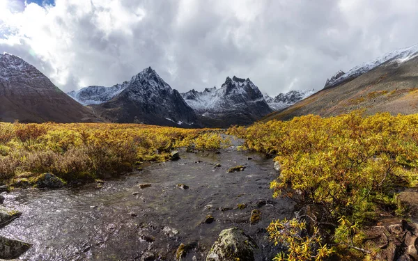 Grizzly Lake in Tombstone Territorial Park, Yukon, Canada — стокове фото
