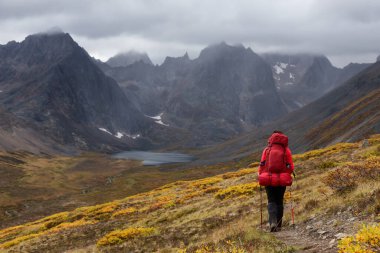 Göle giden Sahne Yürüyüşü Yolu 'nda Sırt Sırtında Kadın