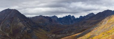 Manzaralı Dağlar ve Manzaranın Güzel Manzarası