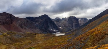 Dramatik Dağların ve Alp Gölü 'nün Güzel Manzarası