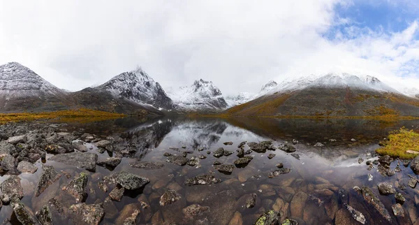 Grizzly Lake dans le parc territorial Tombstone, Yukon, Canada — Photo