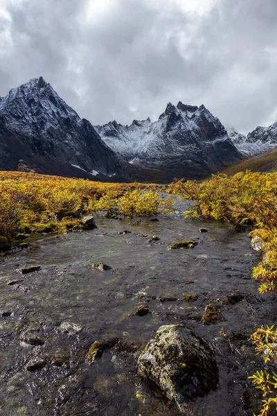 Rio Alpino Cênico e Montanhas no Dia da Queda — Fotografia de Stock