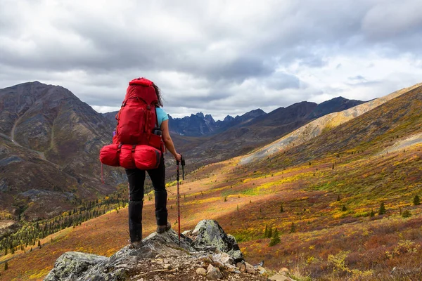 Adventurosa mulher cercada por montanhas em queda — Fotografia de Stock