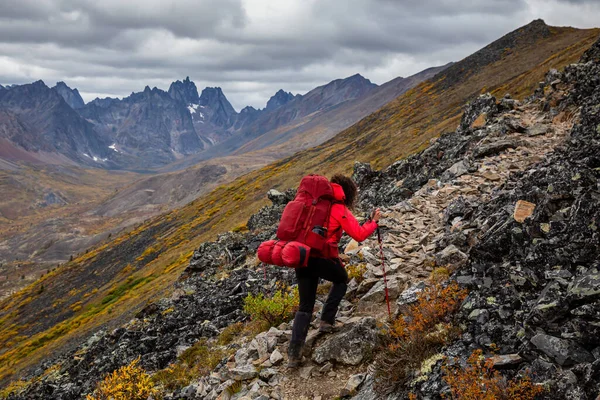 Adventurosa mulher cercada por montanhas em queda — Fotografia de Stock