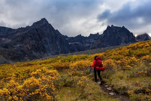 Mochila de mulher na trilha de caminhadas panorâmicas para o lago — Fotografia de Stock