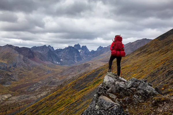 Mochila de mulher em Scenic Rocky Hiking Trail — Fotografia de Stock