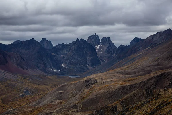 Hermosa vista de las montañas escénicas y paisaje —  Fotos de Stock