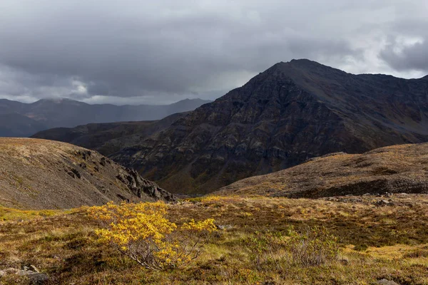 Belle vue sur les montagnes panoramiques et le paysage — Photo