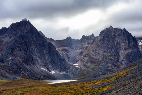 극적 인 산맥과 아름다운 알프스 호의 아름다운 경치 — 스톡 사진