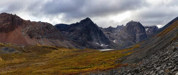 Hermosa vista de las montañas dramáticas y el lago alpino escénico —  Fotos de Stock