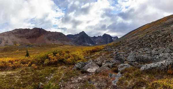 Blick auf malerische Landschaft und Berge — Stockfoto