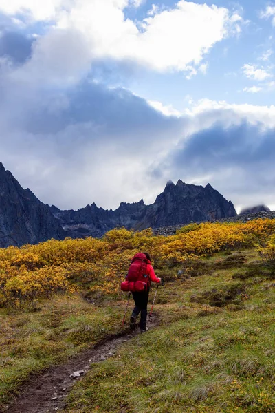험준 한 산악 지대로 둘러싸인 경치를 감상하고 있는 소녀의 모습 — 스톡 사진