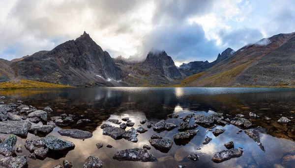 Hermosa vista panorámica de las montañas resistentes y el lago alpino —  Fotos de Stock
