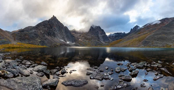 Piękny dramatyczny widok na Rugged Góry i Jezioro Alpejskie — Zdjęcie stockowe