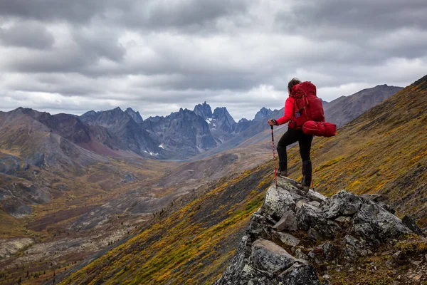 Mochila de mulher em Scenic Rocky Hiking Trail — Fotografia de Stock