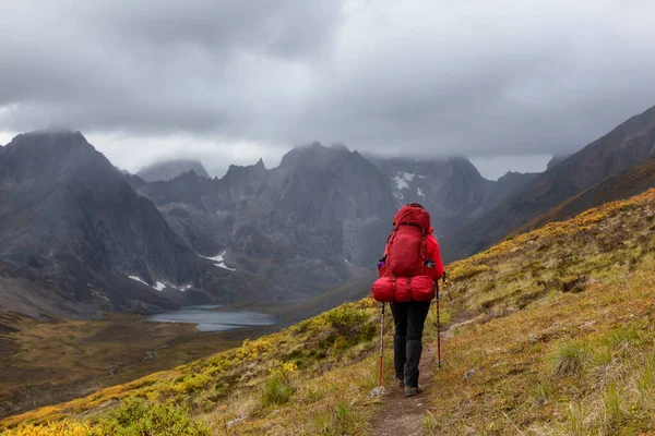 Mochila de mulher em Scenic Rocky Hiking Trail — Fotografia de Stock