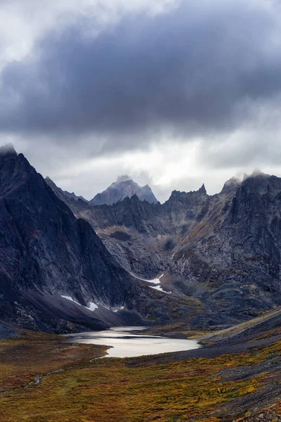 극적 인 산맥과 아름다운 알프스 호의 아름다운 경치 — 스톡 사진