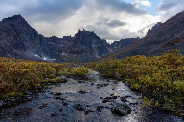 Schöne dramatische Aussicht auf zerklüftete Berge und den Alpenfluss — Stockfoto