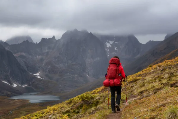 Mochila de mulher em Scenic Rocky Hiking Trail — Fotografia de Stock