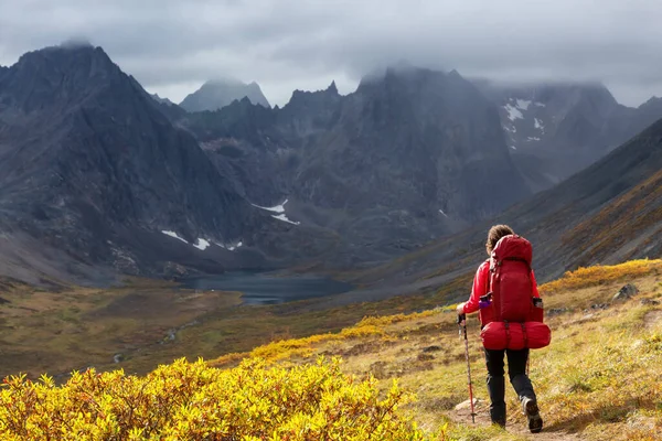 Mochila de mulher em Scenic Rocky Hiking Trail — Fotografia de Stock