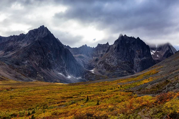 Belle vue sur les montagnes et la vallée dramatiques pendant l'automne — Photo