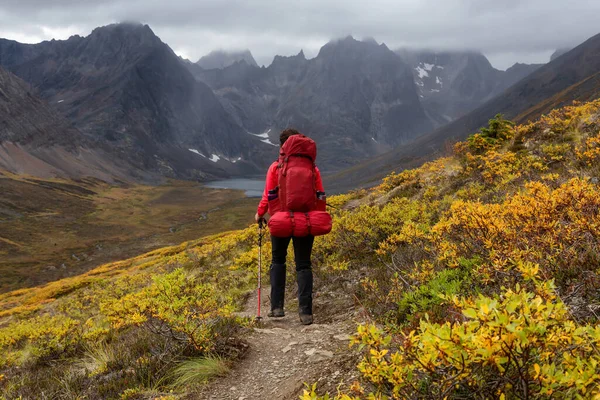 Mochila de mulher em Scenic Rocky Hiking Trail — Fotografia de Stock