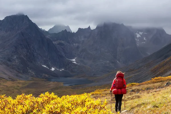 Mochila de mulher em Scenic Rocky Hiking Trail — Fotografia de Stock