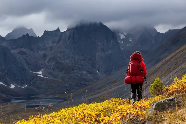 Mochila de mulher em Scenic Rocky Hiking Trail — Fotografia de Stock