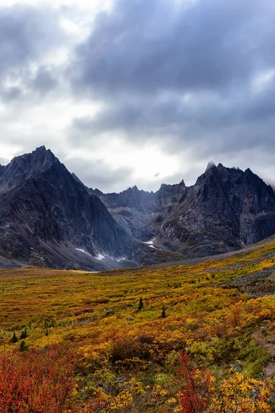 Чудовий вигляд драматичних гір і долини восени — стокове фото