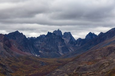 Dramatik Dağların ve Sonbahar Vadisinin Güzel Manzarası