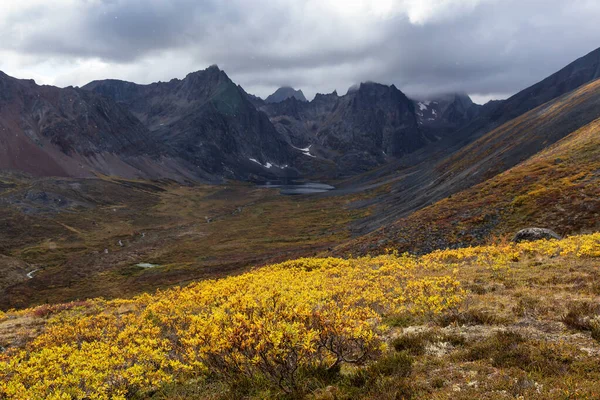 Schöne Aussicht auf dramatische Berge und Täler im Herbst — Stockfoto