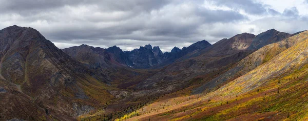 Vista panorâmica da paisagem panorâmica e das montanhas — Fotografia de Stock