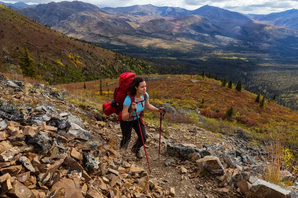 Meisje Wandelen op Scenic Rocky Trail in de herfst, omgeven door bergen — Stockfoto