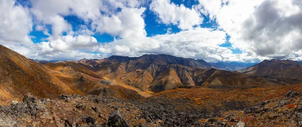 Vista panorâmica da paisagem panorâmica e das montanhas — Fotografia de Stock