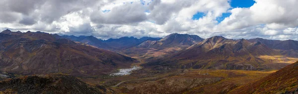 Vista panorâmica da paisagem panorâmica e das montanhas — Fotografia de Stock