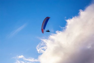 Kanada Doğa 'sında Sahne Dağ Sırası üzerinde uçan Paraglider
