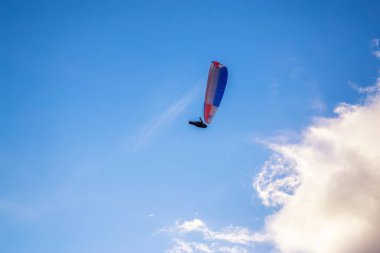Kanada Doğa 'sında Sahne Dağ Sırası üzerinde uçan Paraglider