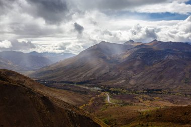 Ağaçlar ve Dağlarla çevrili Tepeden Manzaralı Yol
