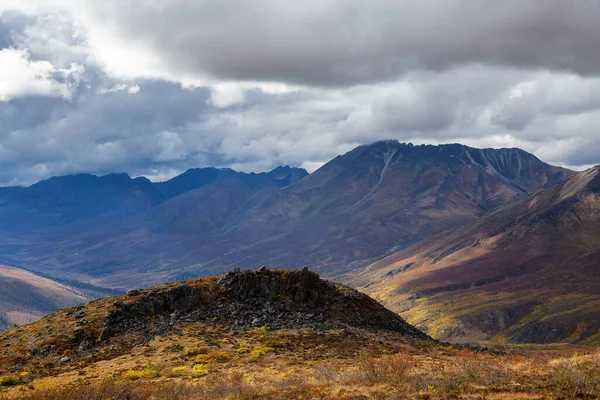 Malerischer Blick auf Berge und Täler von oben an einem schönen Herbsttag — Stockfoto