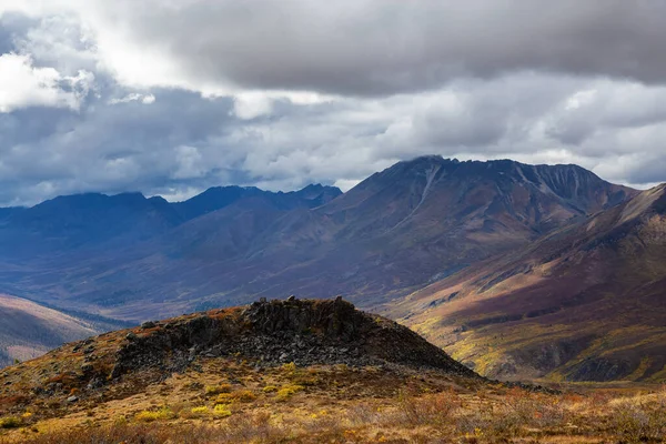 Landschappelijk uitzicht op bergen en vallei van boven op een mooie herfstdag — Stockfoto